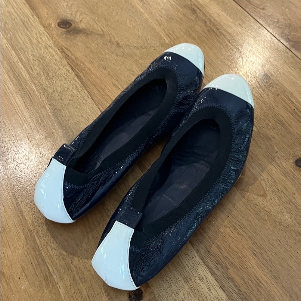 CHANEL Navy and White Flats. Size 40 (9)